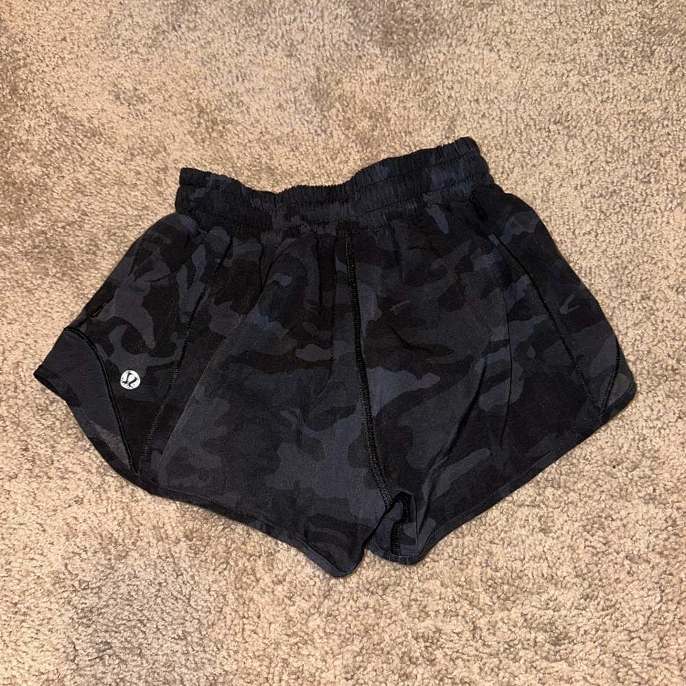 Lululemon Hotty Hot 2.5” Black Camo Shorts. VEUC, no flaws. SZ2